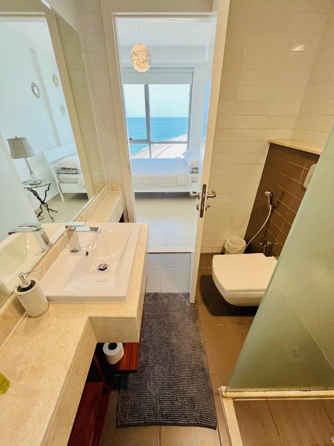 Luxurious 2 Bedroom Beachfront Apartment - Direct Seaview ราสอัลไคมาห์ ภายนอก รูปภาพ