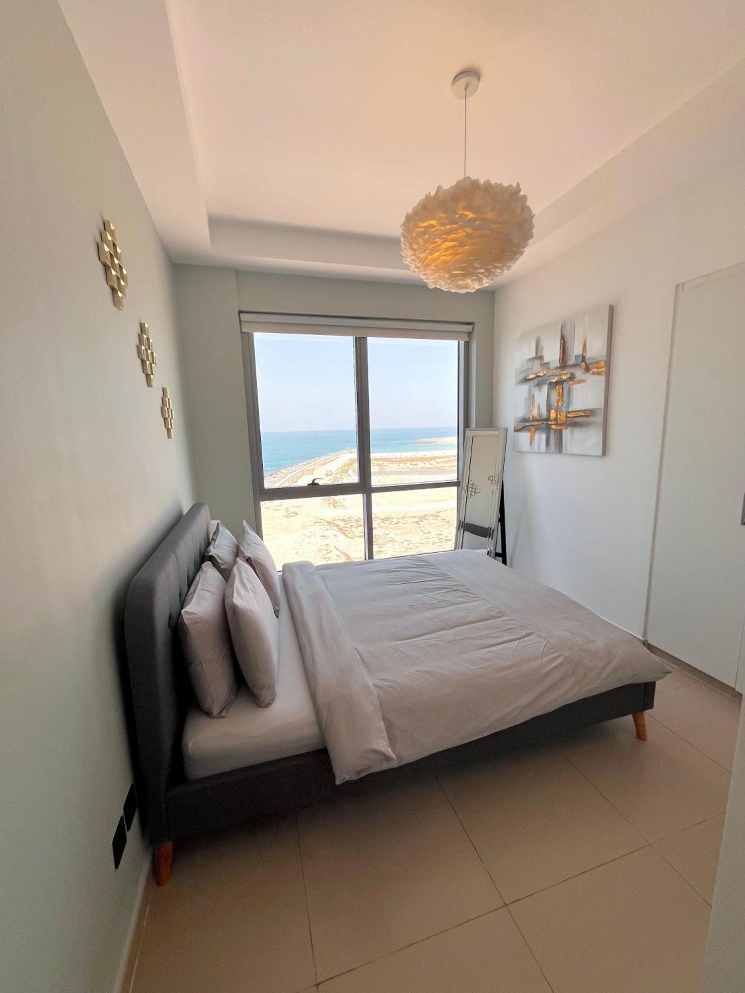 Luxurious 2 Bedroom Beachfront Apartment - Direct Seaview ราสอัลไคมาห์ ภายนอก รูปภาพ