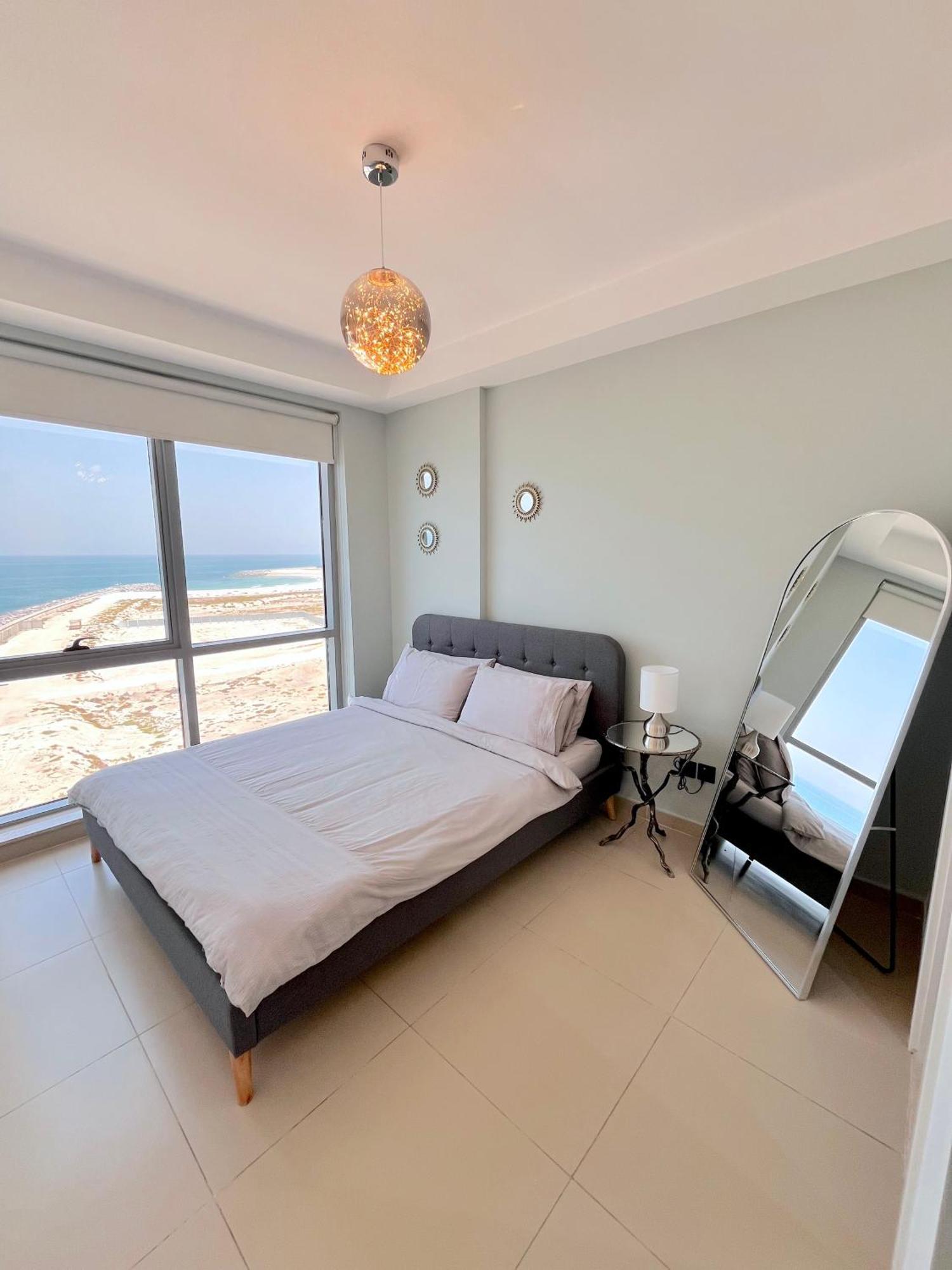 Luxurious 2 Bedroom Beachfront Apartment - Direct Seaview ราสอัลไคมาห์ ภายนอก รูปภาพ