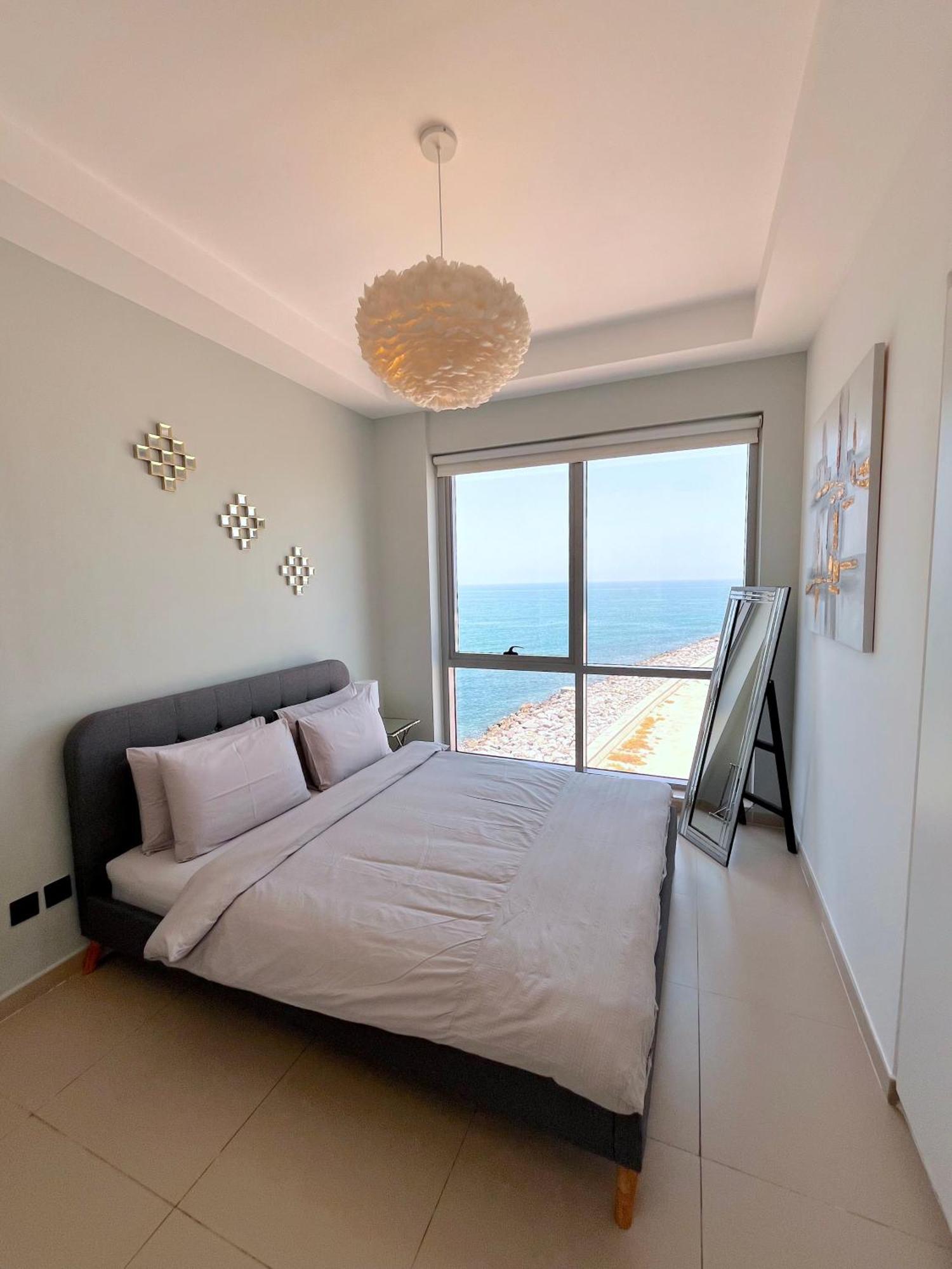 Luxurious 2 Bedroom Beachfront Apartment - Direct Seaview ราสอัลไคมาห์ ภายนอก รูปภาพ