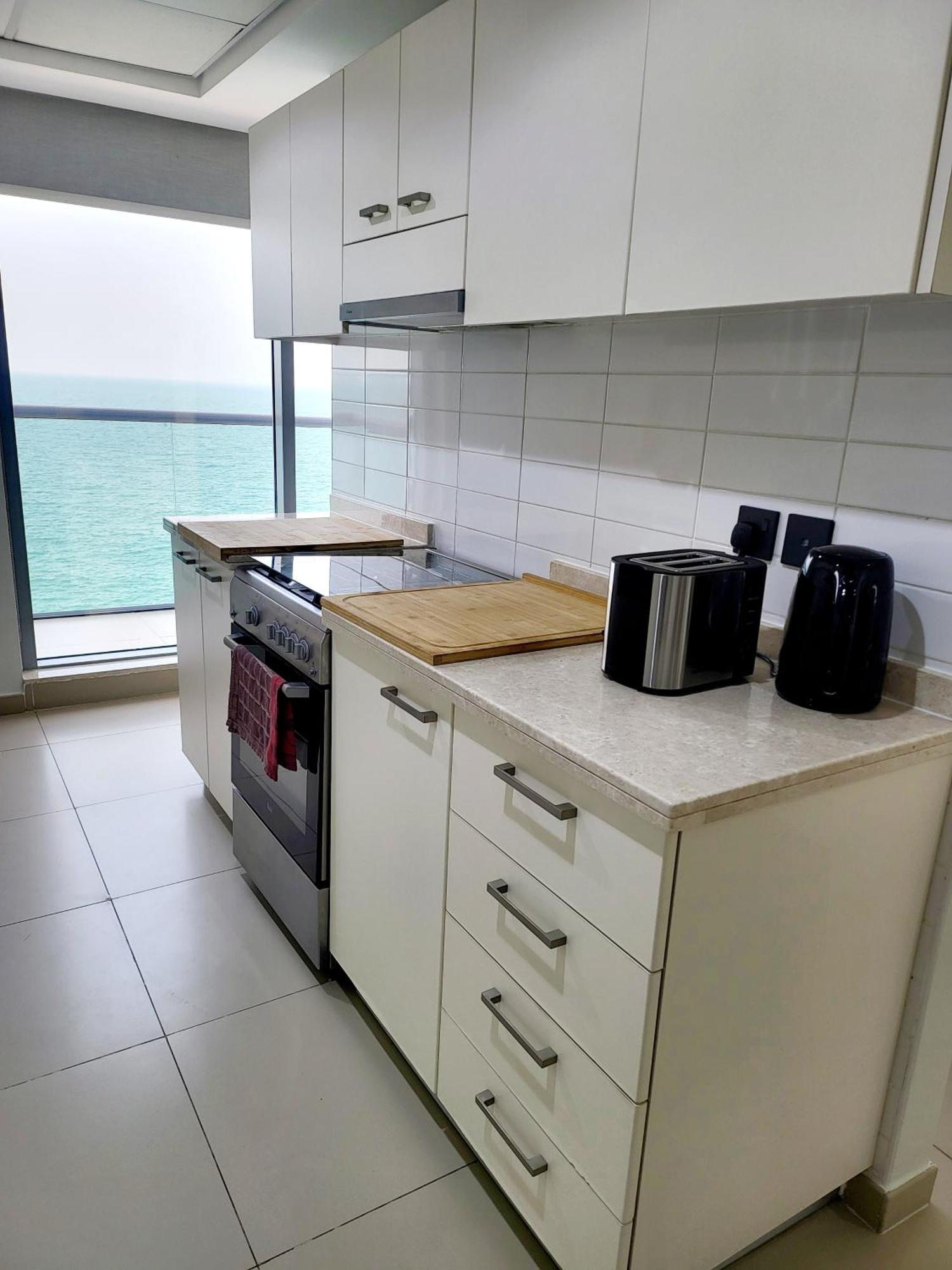 Luxurious 2 Bedroom Beachfront Apartment - Direct Seaview ราสอัลไคมาห์ ภายนอก รูปภาพ