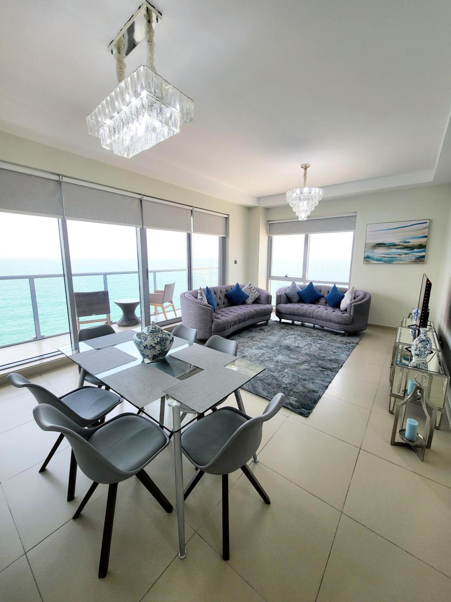 Luxurious 2 Bedroom Beachfront Apartment - Direct Seaview ราสอัลไคมาห์ ภายนอก รูปภาพ