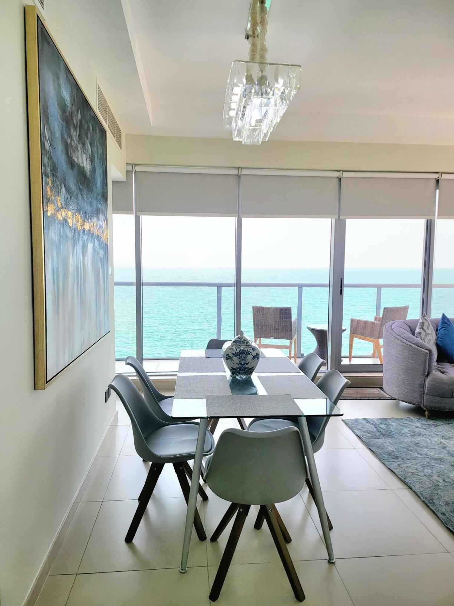 Luxurious 2 Bedroom Beachfront Apartment - Direct Seaview ราสอัลไคมาห์ ภายนอก รูปภาพ